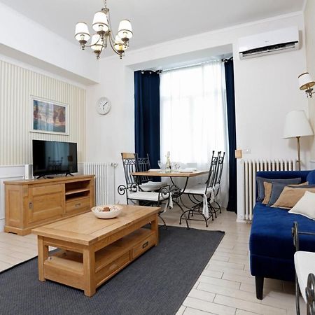 Classy 2 Bedroom Apartment In City Center Бухарест Екстер'єр фото