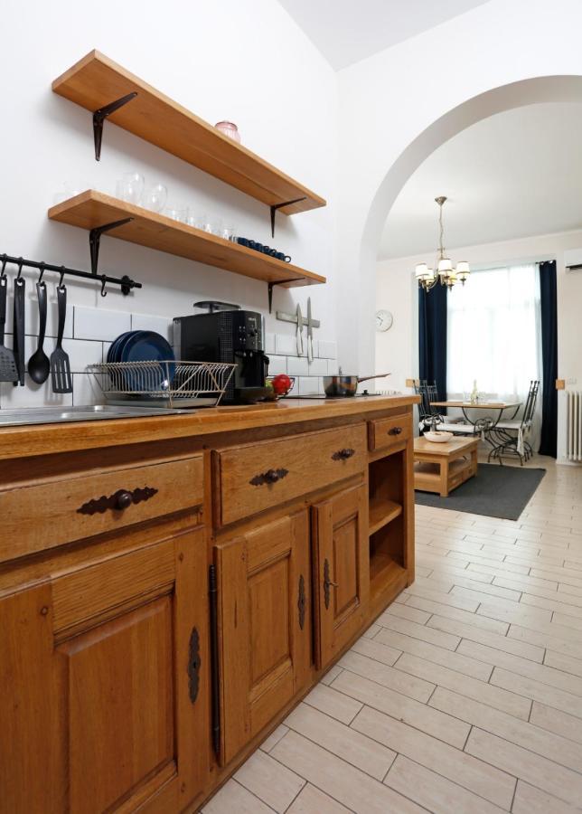 Classy 2 Bedroom Apartment In City Center Бухарест Екстер'єр фото