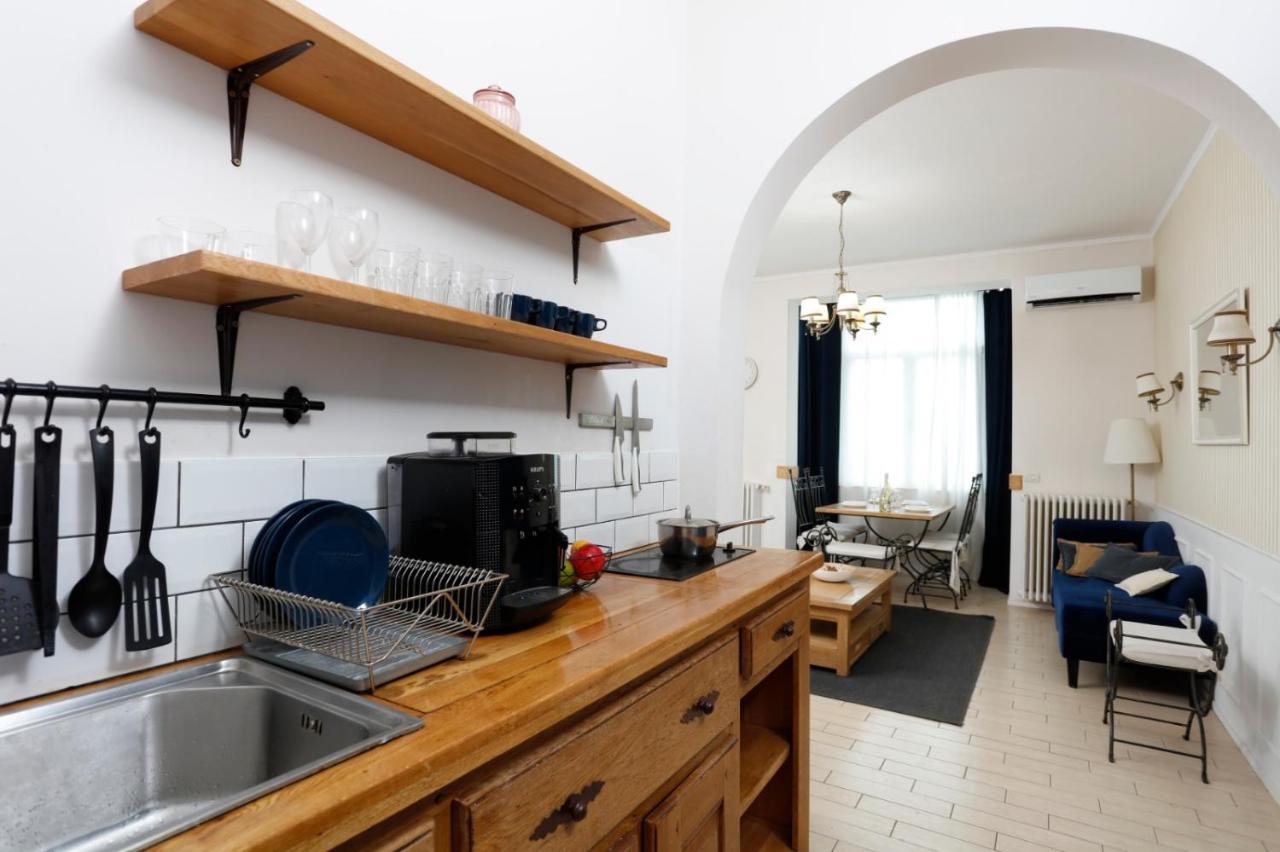 Classy 2 Bedroom Apartment In City Center Бухарест Екстер'єр фото