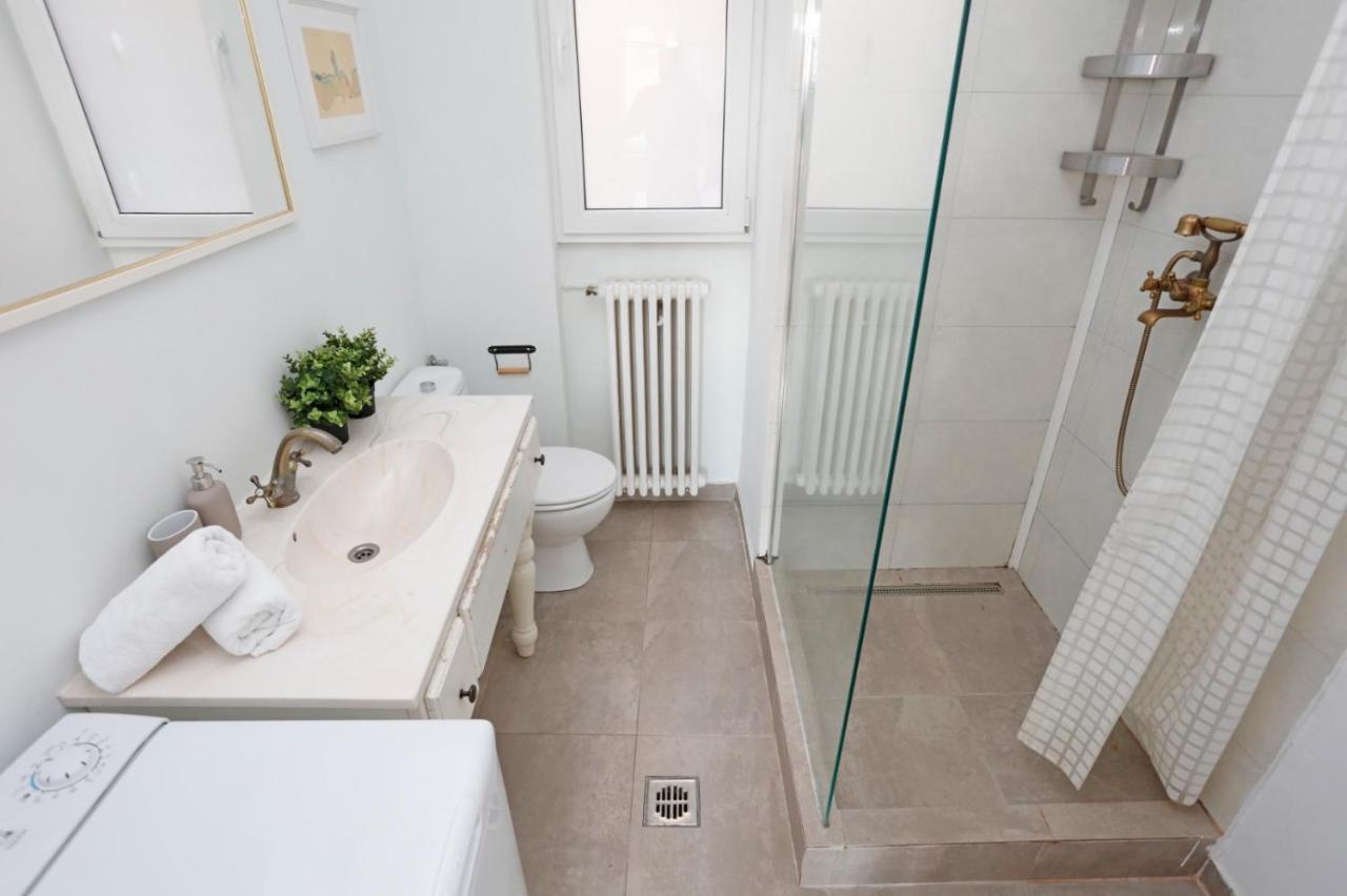 Classy 2 Bedroom Apartment In City Center Бухарест Екстер'єр фото