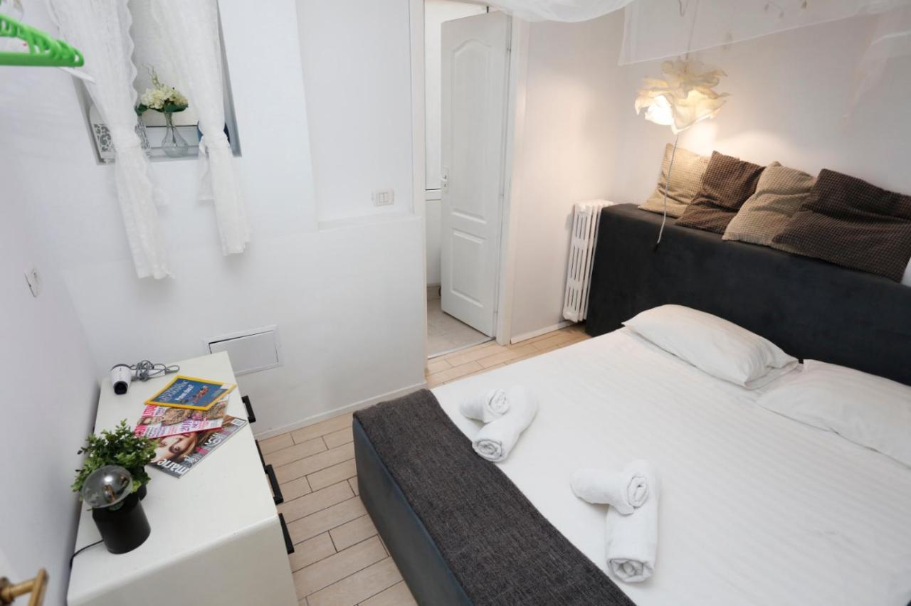 Classy 2 Bedroom Apartment In City Center Бухарест Екстер'єр фото