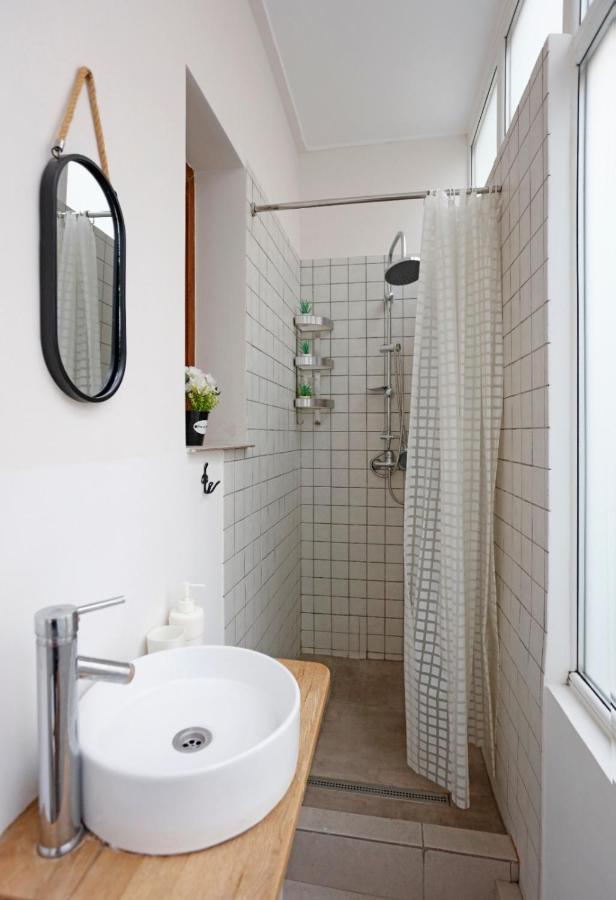 Classy 2 Bedroom Apartment In City Center Бухарест Екстер'єр фото