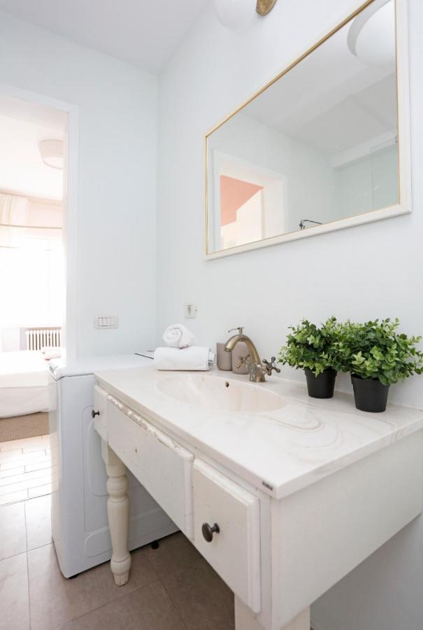Classy 2 Bedroom Apartment In City Center Бухарест Екстер'єр фото