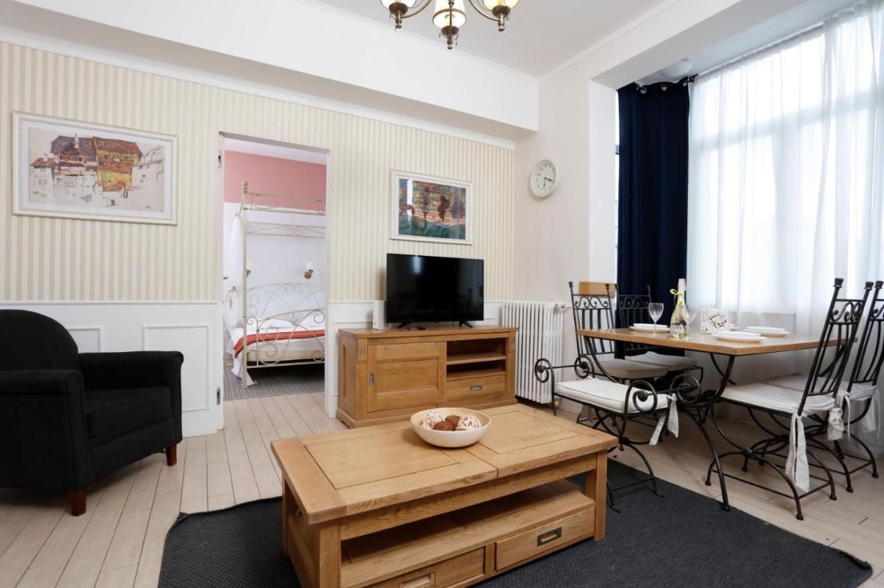 Classy 2 Bedroom Apartment In City Center Бухарест Екстер'єр фото